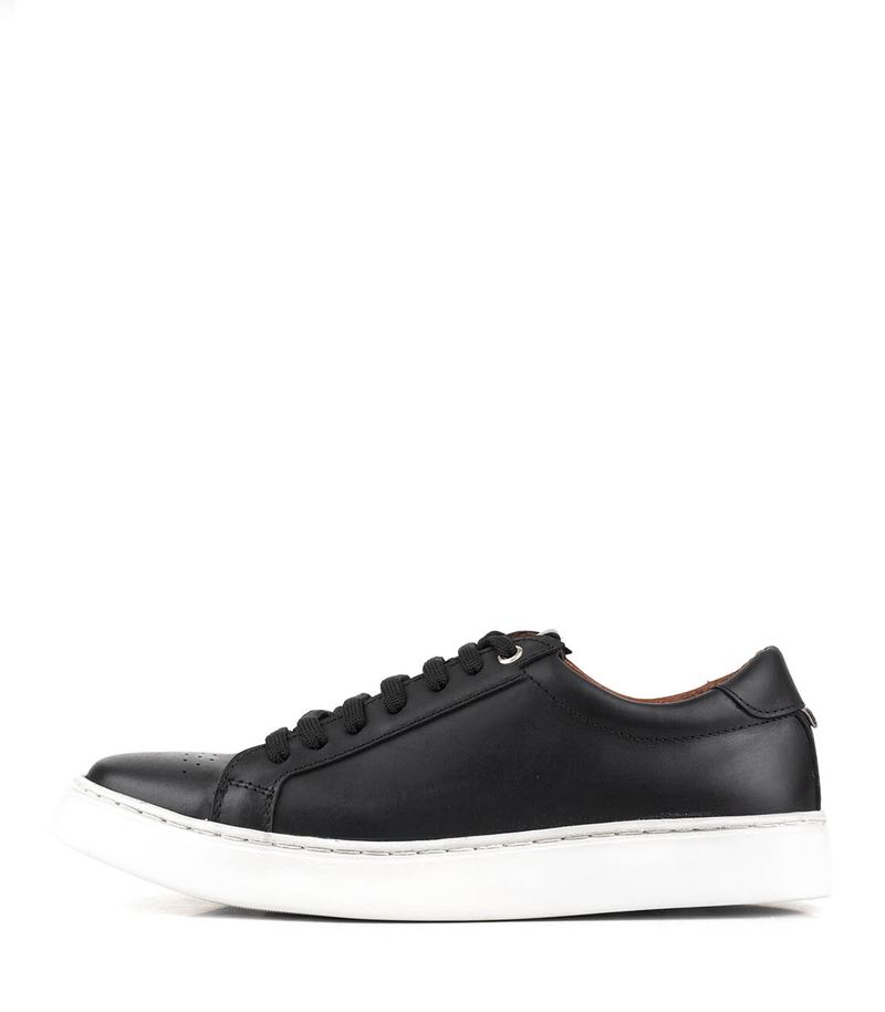 Zapatillas-urbanas-base-blanca-de-cuero-negro.jpg