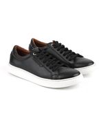 Zapatillas-urbanas-base-blanca-de-cuero-negro.jpg