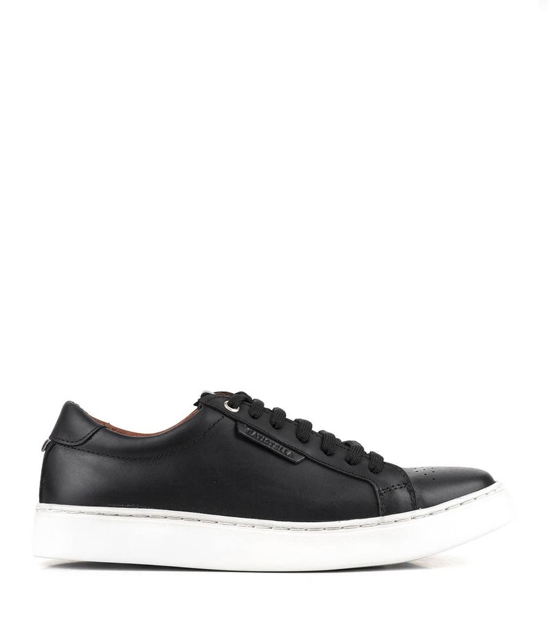 Zapatillas-urbanas-base-blanca-de-cuero-negro.jpg