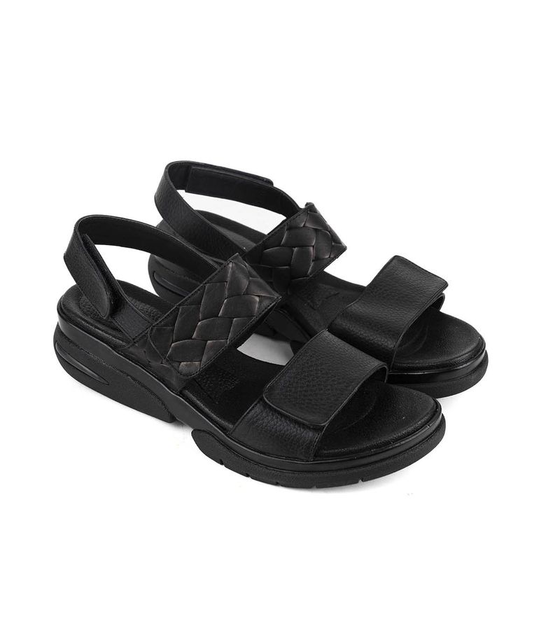 Sandalias-tramadas-de-cuero-en-negro.jpg