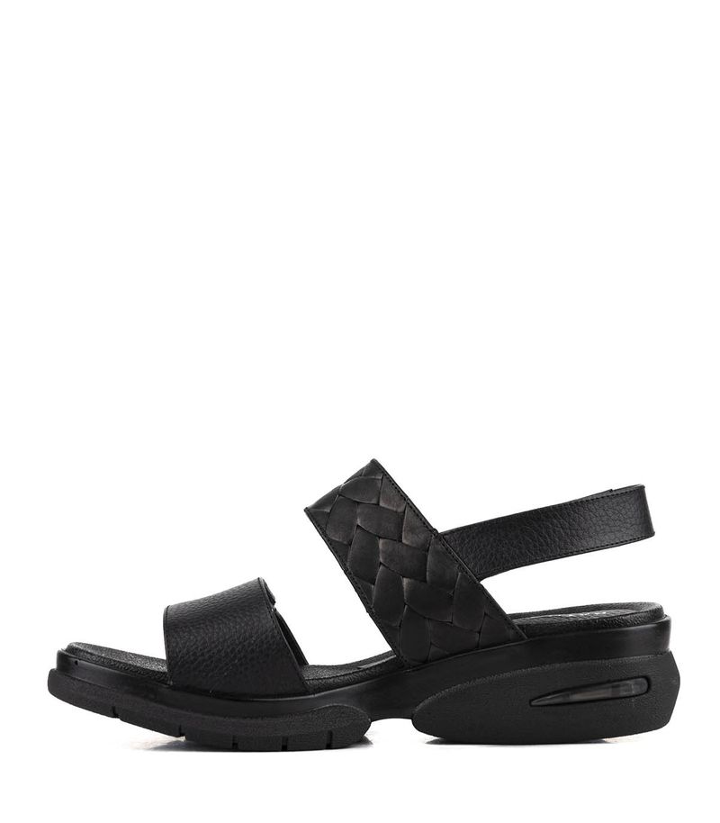 Sandalias-tramadas-de-cuero-en-negro.jpg