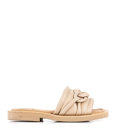 Sandalias bajas con herraje en cuero nude