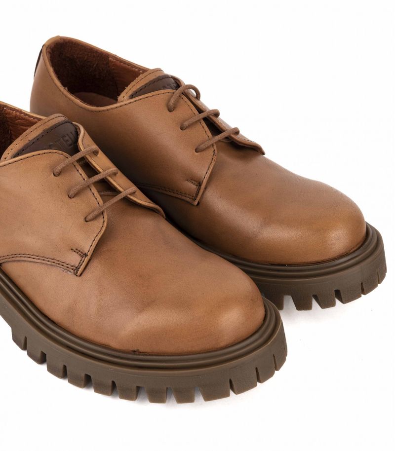 Zapatos-acordonados-de-cuero-en-suela.jpg