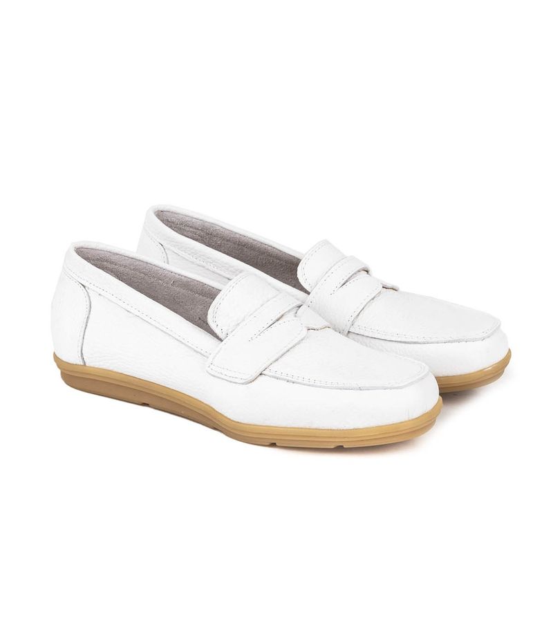 Mocasines-clasicos-de-cuero-en-blanco.jpg