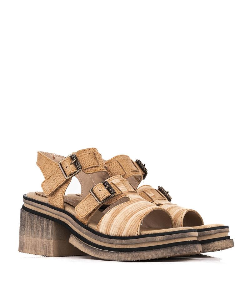 Sandalias-tramadas-con-herrajes-de-cuero-en-beige.jpg