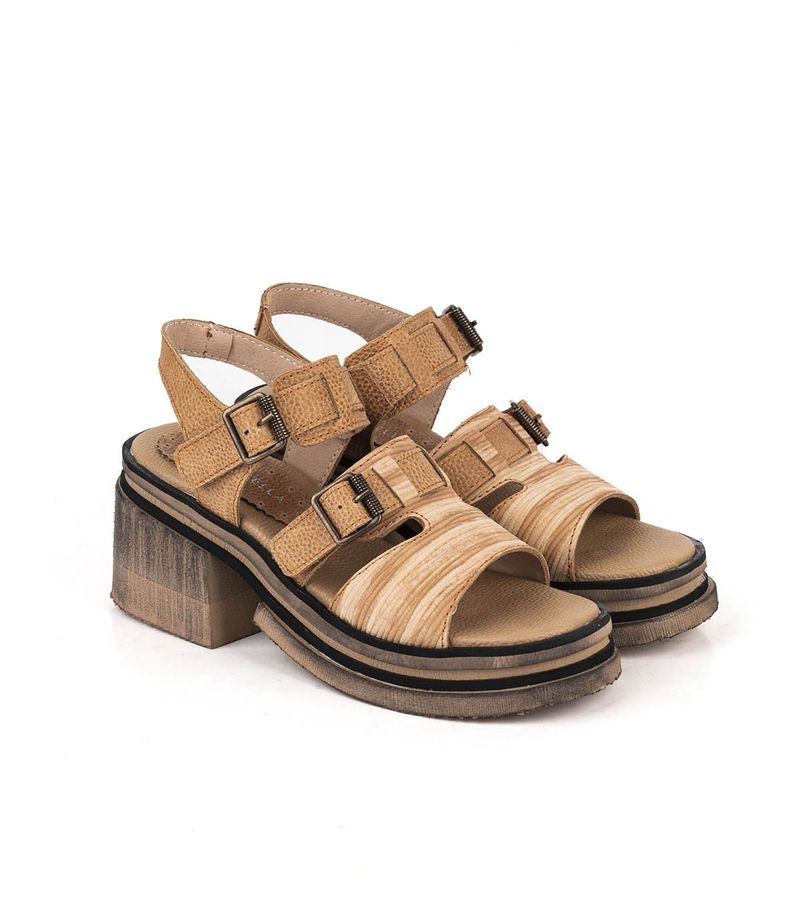 Sandalias-tramadas-con-herrajes-de-cuero-en-beige.jpg