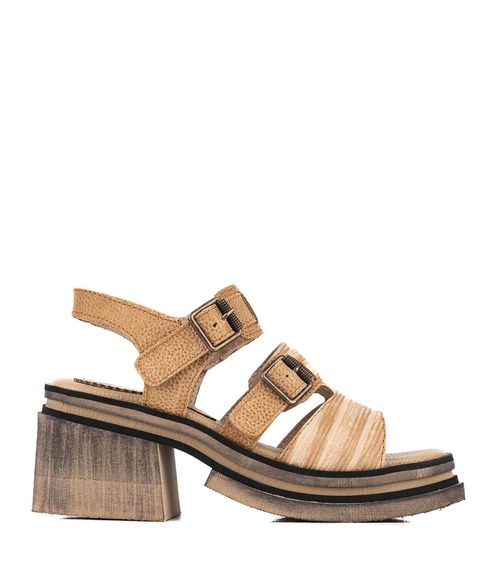 Sandalias tramadas con herrajes de cuero en beige