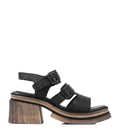 Sandalias tramadas con herrajes de cuero negro