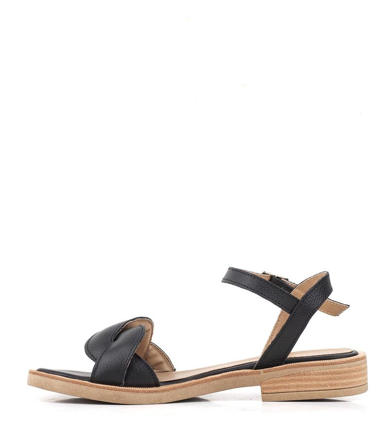 Sandalias-bajas-trenzadas-de-cuero-negro.jpg