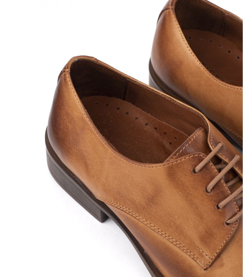Zapatos-de-vestir-acordonados-de-cuero-en-suela.jpg