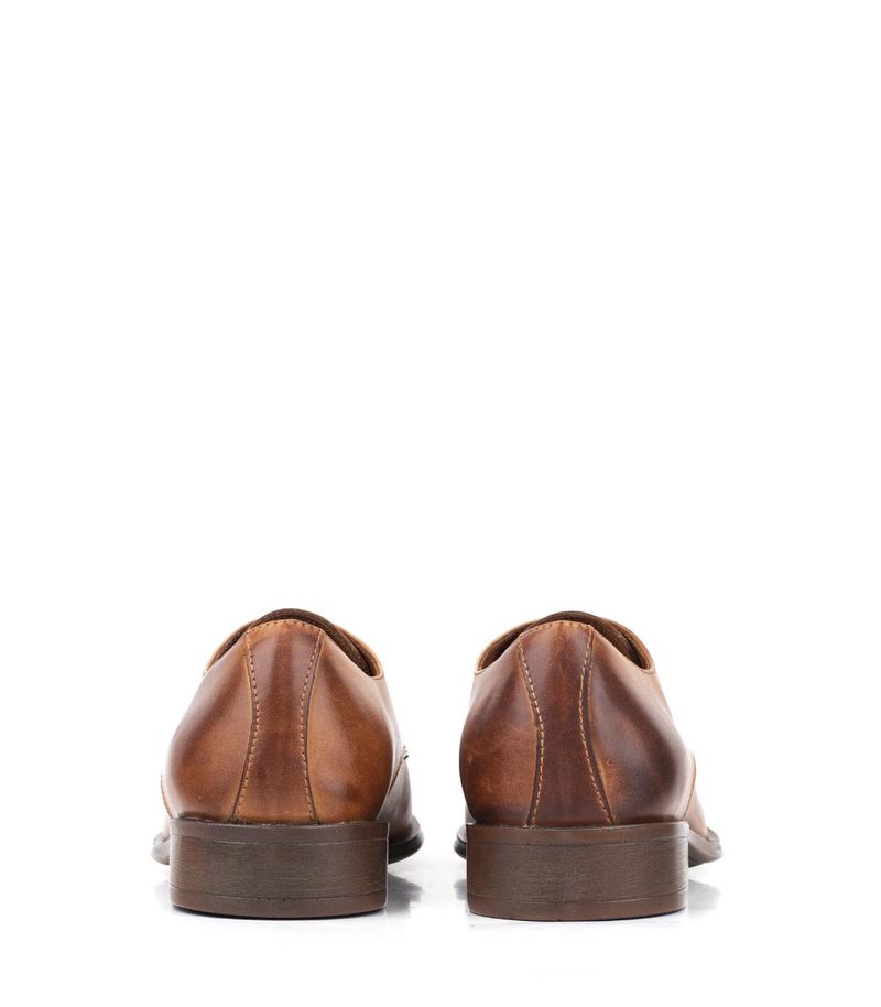 Zapatos-de-vestir-acordonados-de-cuero-en-suela.jpg