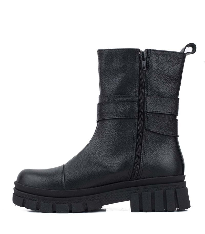 Botas-cortas-con-lazo-de-cuero-negro.jpg