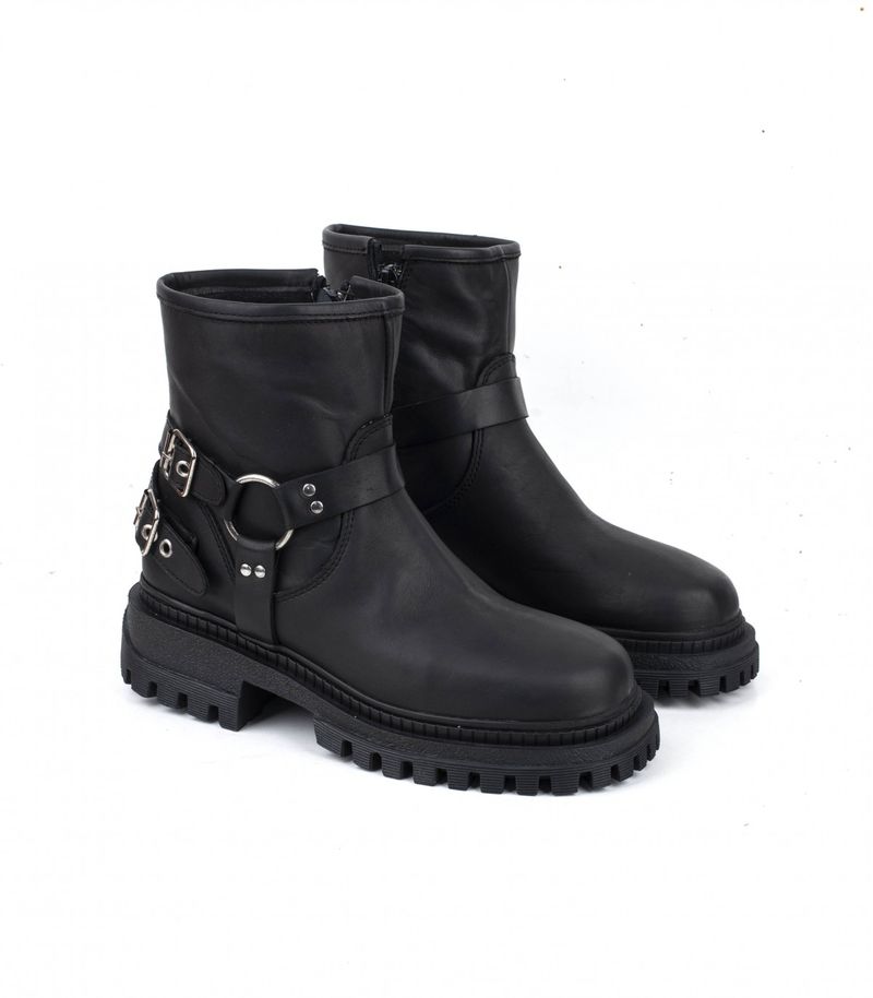 Botas-cortas-biker-de-cuero-negro.jpg