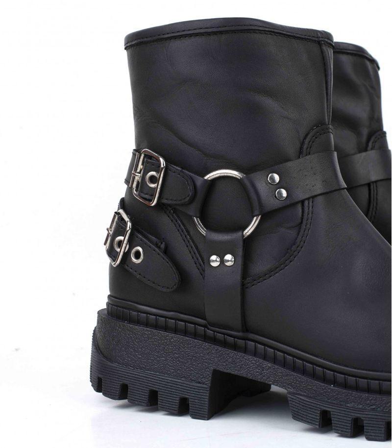 Botas-cortas-biker-de-cuero-negro.jpg