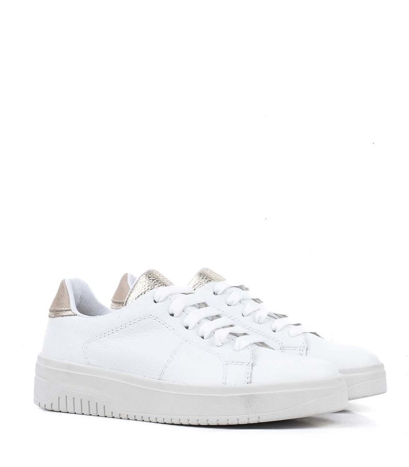 Zapatillas-urbanas-con-recortes-de-cuero-blanco