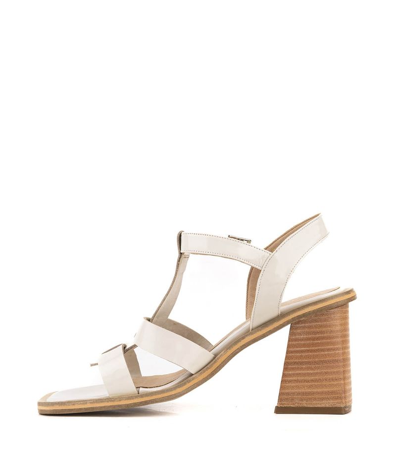 Sandalias-estilo-romana-de-charol-natural