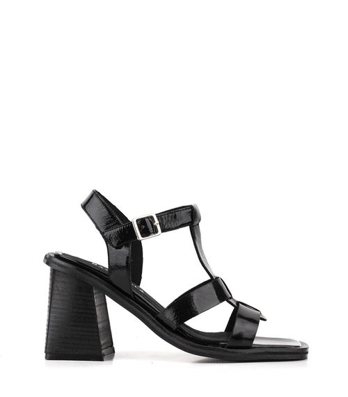 Sandalias estilo romana de charol negro