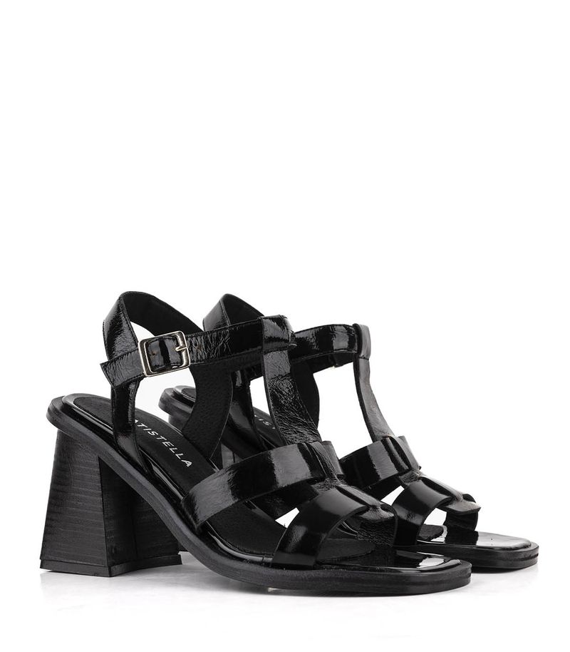 Sandalias-estilo-romana-de-charol-negro