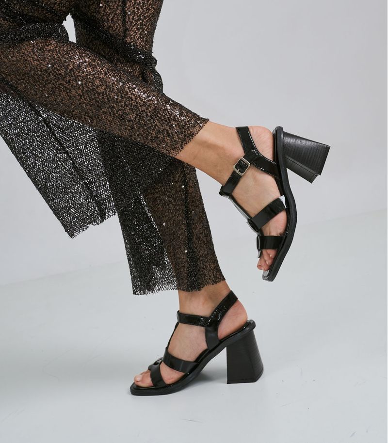 Sandalias-estilo-romana-de-charol-negro