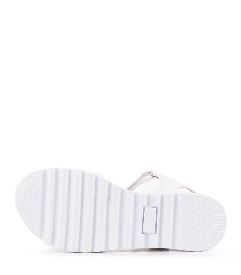 Sandalias-con-brillo-en-simil-blanco