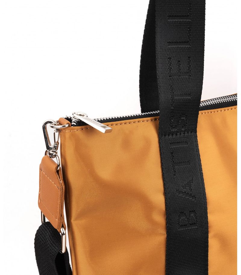 Bolso-sport-de-tela-en-suela