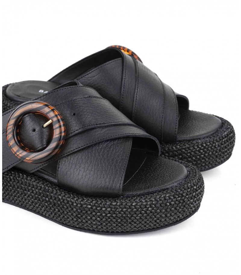 Sandalias-con-rafia-de-cuero-negro