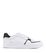 Zapatillas-estilo-urbanas-de-cuero-en-blanco