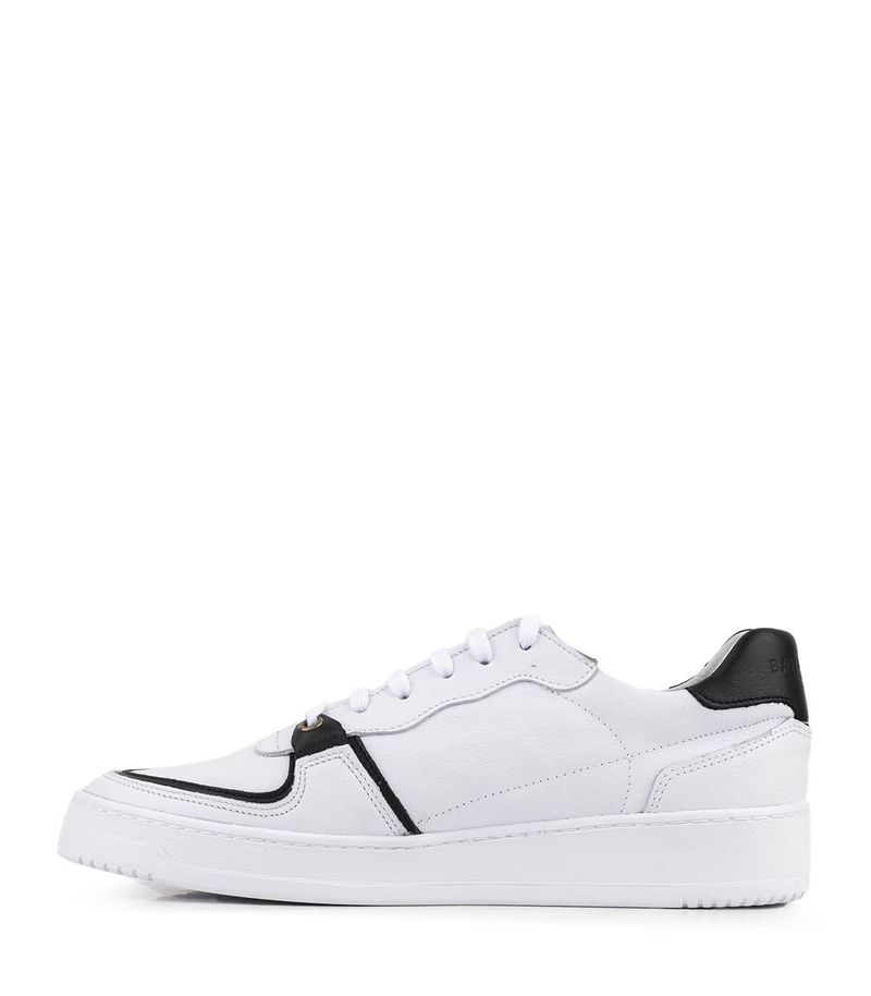 Zapatillas-estilo-urbanas-de-cuero-en-blanco