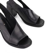 Sandalias-clasicas-taco-ancho-de-cuero-en-negro