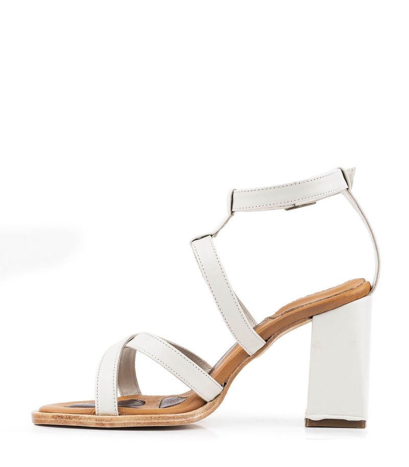 Sandalias-estilo-griego-de-cuero-en-manteca