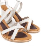 Sandalias-estilo-griego-de-cuero-en-manteca
