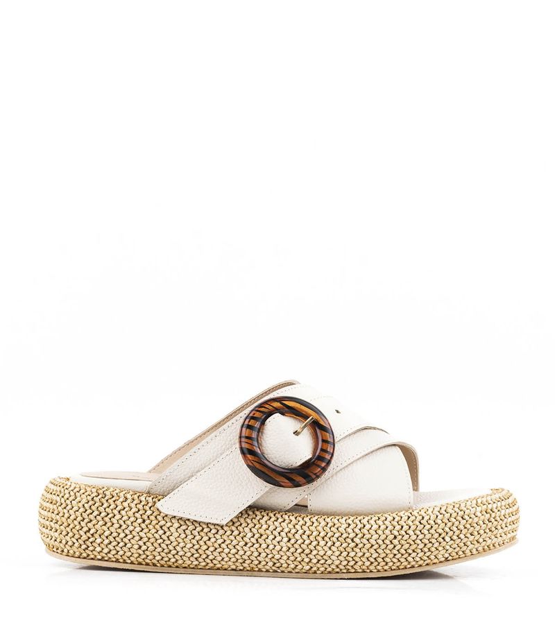 Sandalias-con-rafia-de-cuero-en-beige