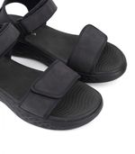 Sandalias-con-velcro-en-simil-negro