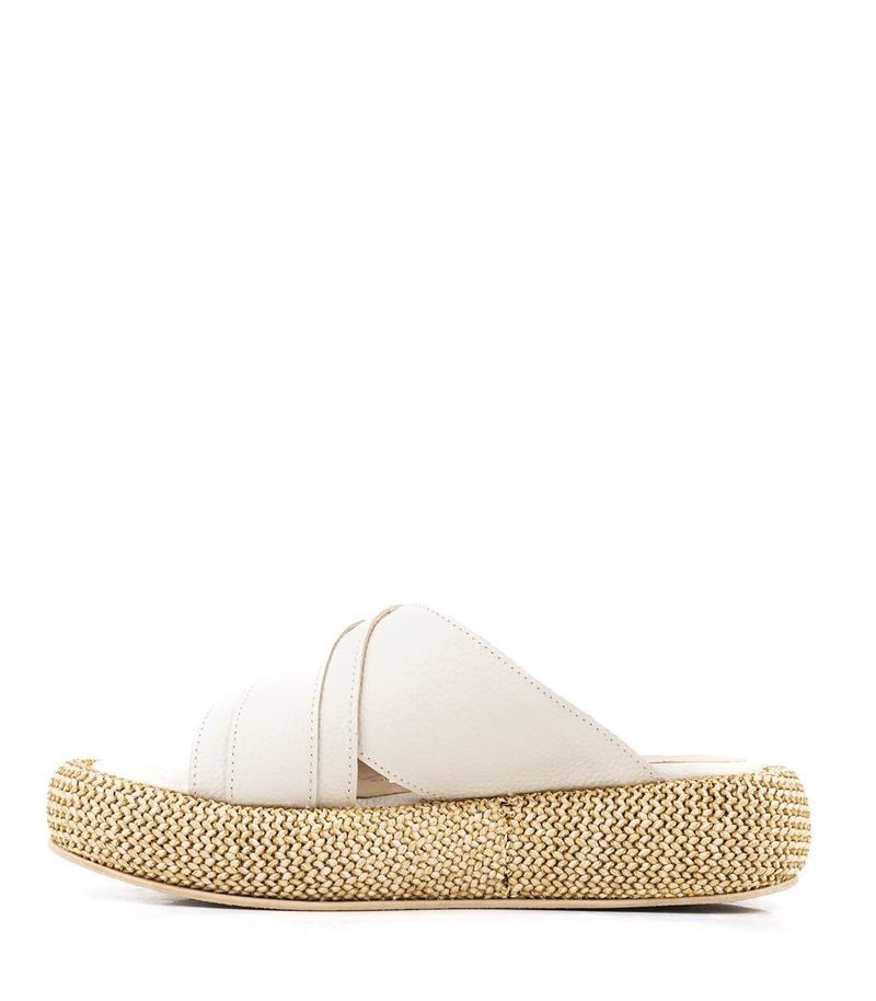 Sandalias-con-rafia-de-cuero-en-beige