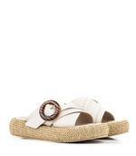 Sandalias-con-rafia-de-cuero-en-beige