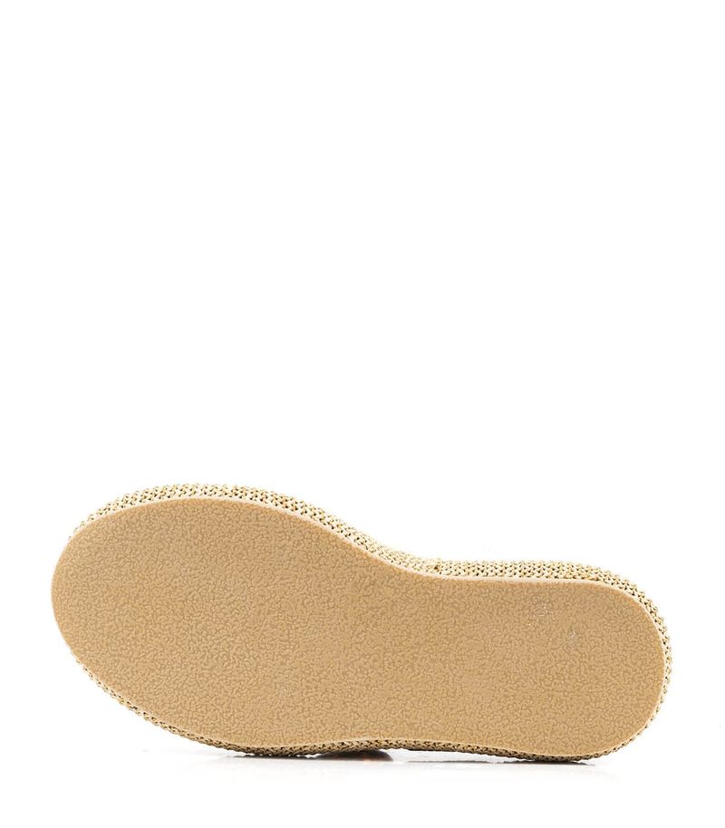 Sandalias-con-rafia-de-cuero-en-beige