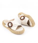 Sandalias-con-rafia-de-cuero-en-beige