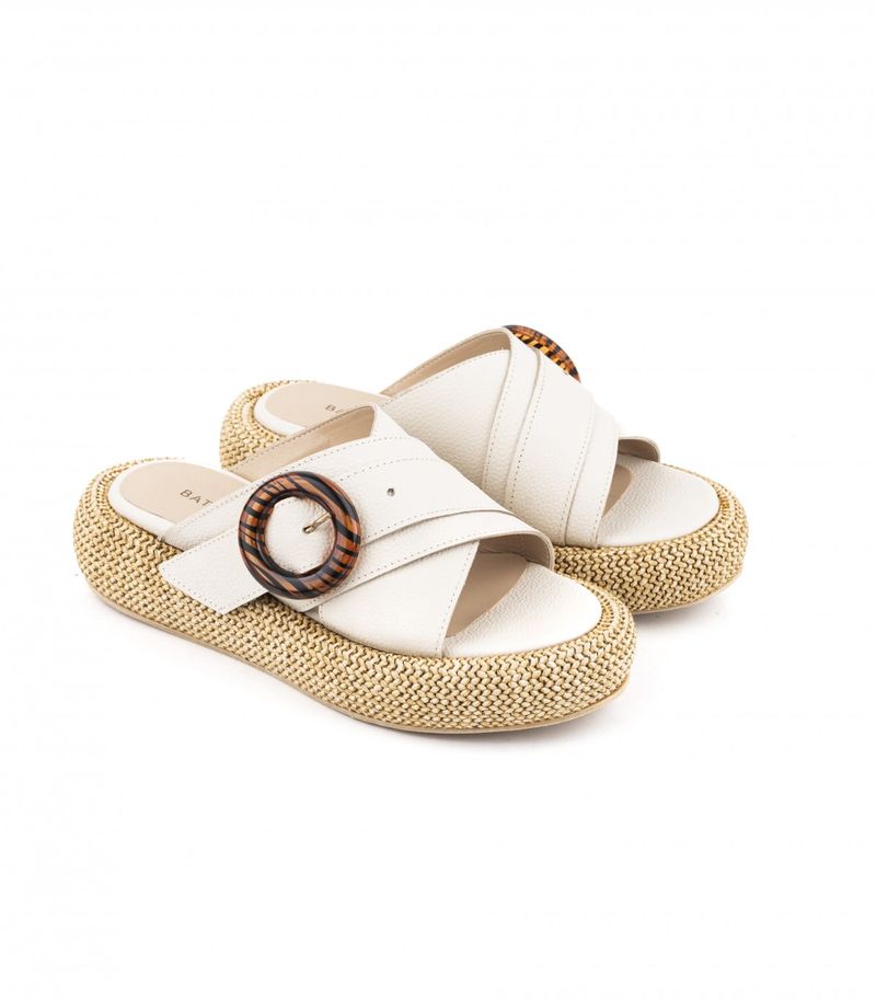 Sandalias-con-rafia-de-cuero-en-beige