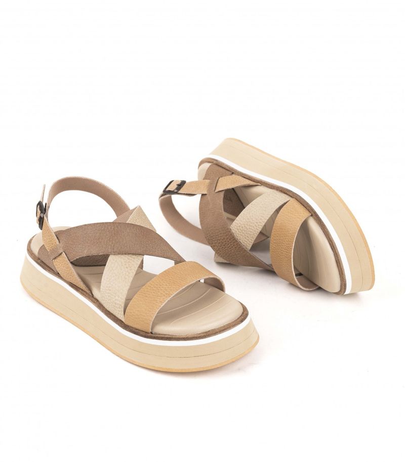 Sandalias-bajas-combinadas-de-cuero-en-miel