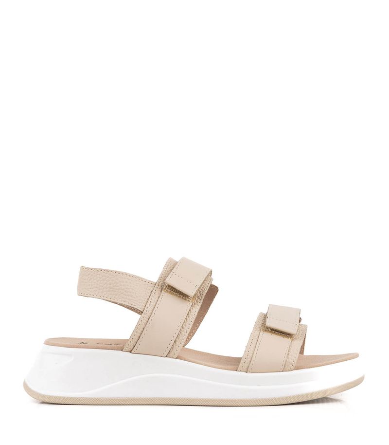 Sandalias-con-velcro-de-cuero-en-beige