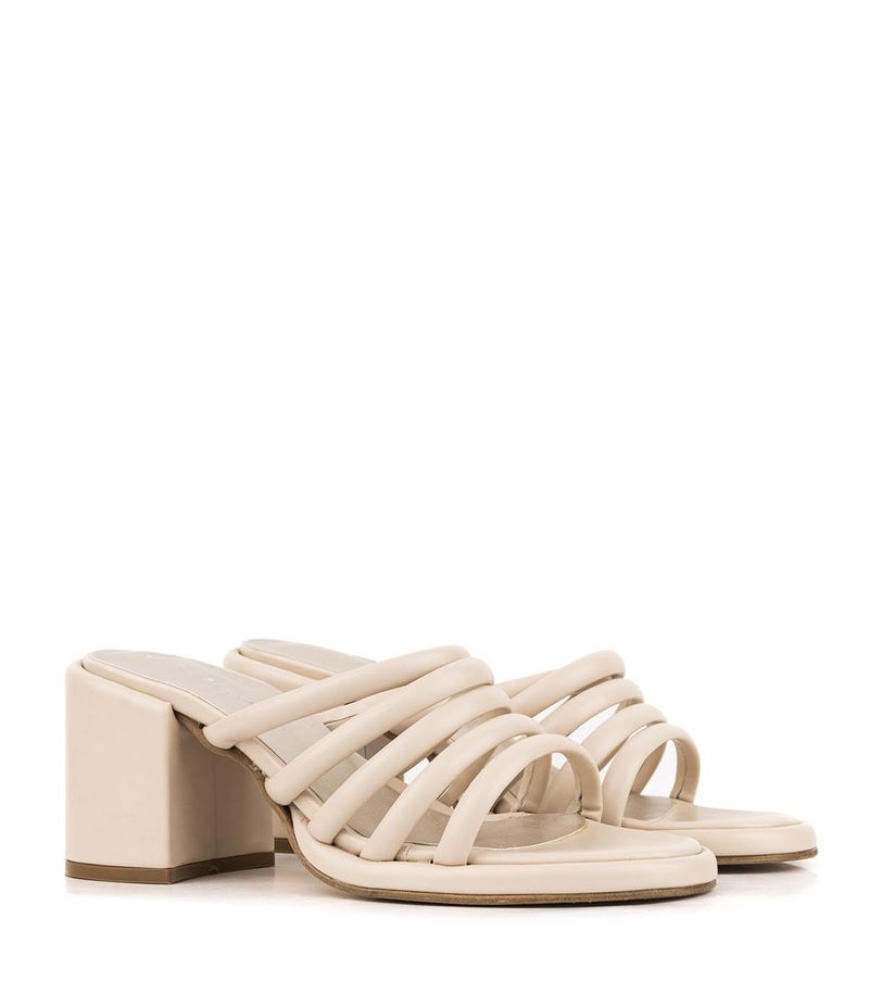 Sandalias-con-cintas-de-cuero-nude