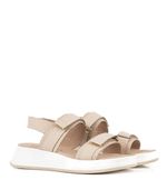 Sandalias-con-velcro-de-cuero-en-beige