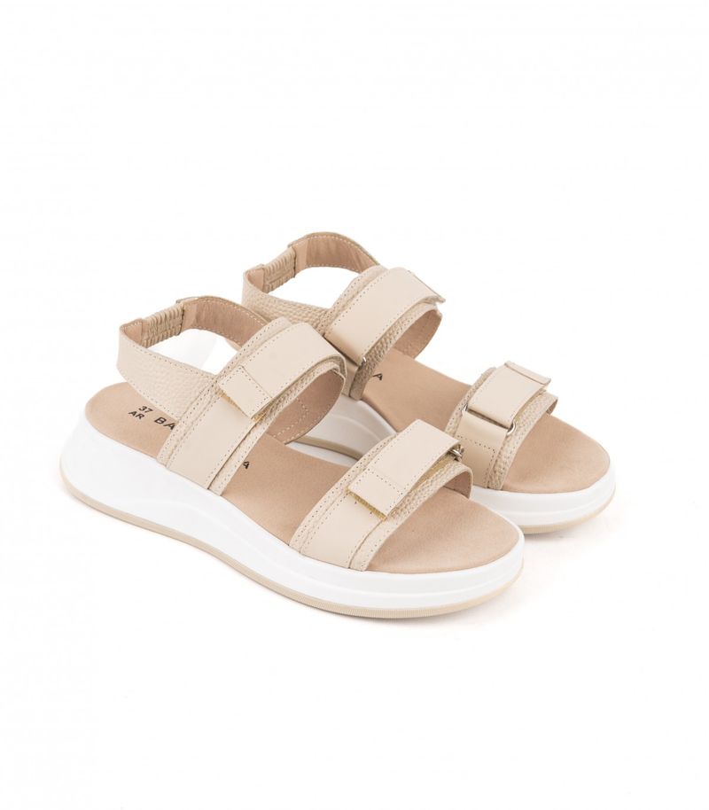 Sandalias-con-velcro-de-cuero-en-beige