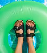 Birks-con-herrajes-de-cuero-en-negro