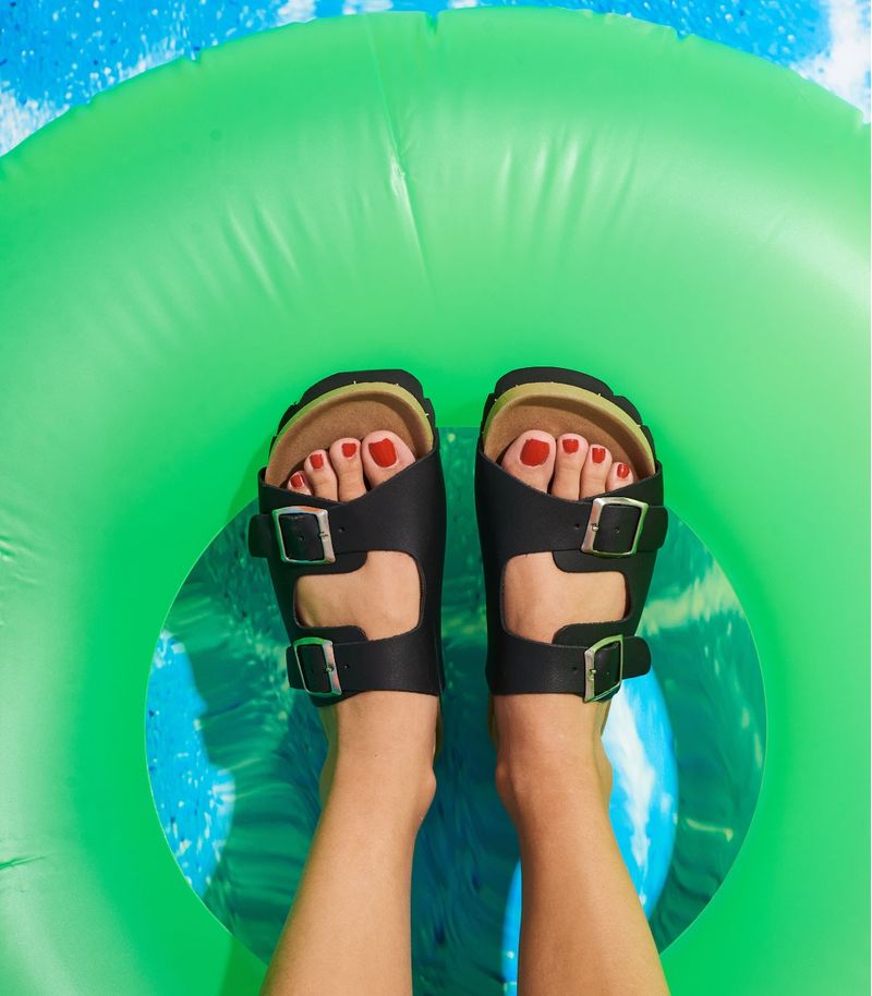 Birks-con-herrajes-de-cuero-en-negro