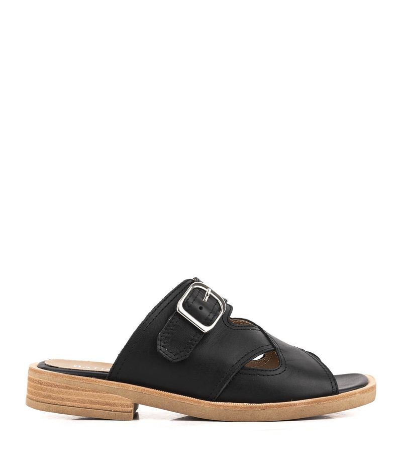 Sandalias-bajas-con-herraje-de-cuero-en-negro