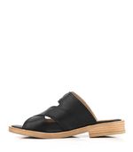 Sandalias-bajas-con-herraje-de-cuero-en-negro