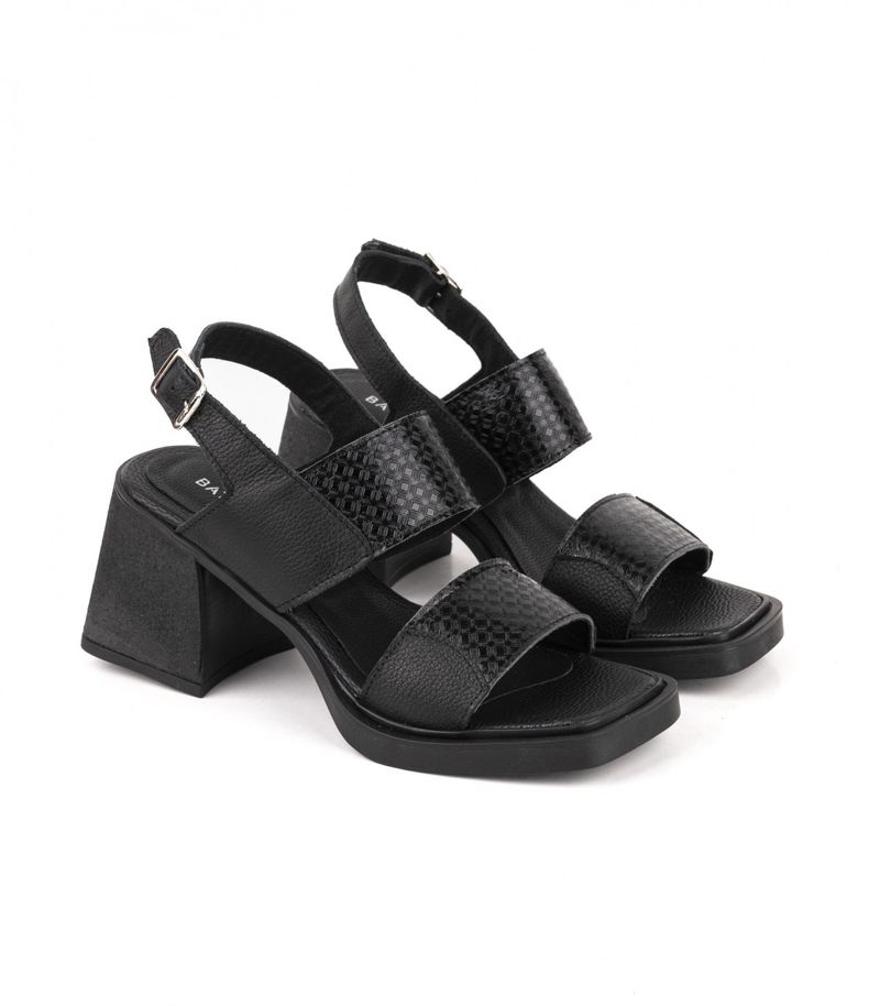 Sandalias-de-cuero-combinadas-en-negro