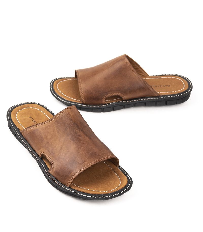 Sandalias-clasicas-de-cuero-en-suela