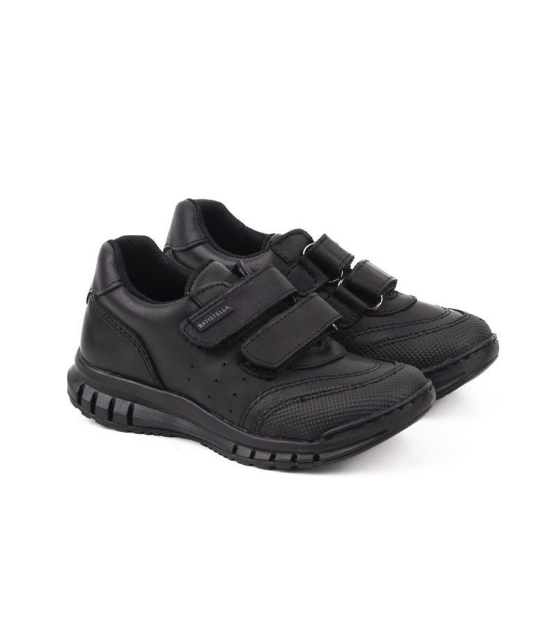 Zapatilla-de-cuero-negro-con-velcro